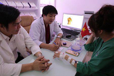 Ê-kip 8 bác sĩ chính và y tá riêng hùng hậu thực hiện ca đại phẫu của Phi Thanh Vân